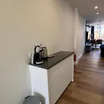 Stylish In The Heart Of Center דירה