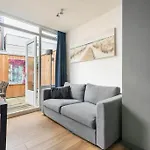 3 Stylish In The Heart Of Center Lägenhet