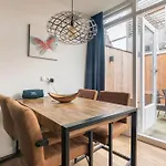 Stylish In The Heart Of Center דירה