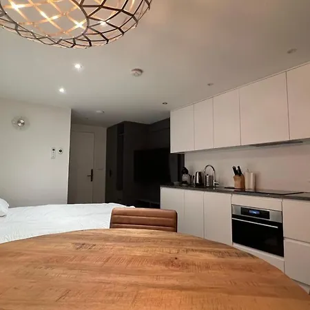 Stylish In The Heart Of Center Apartment *