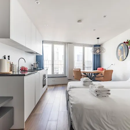 Stylish In The Heart Of Center * Μπρέντα